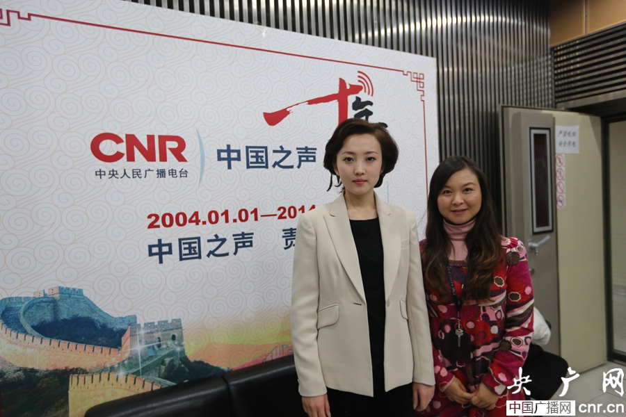 北京战友京剧团团长、著名青衣演员丁晓君与中国之声《中国大舞台》主持人李其轩合影