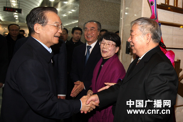 温总理与铁城等中央台老一辈播音员亲切握手