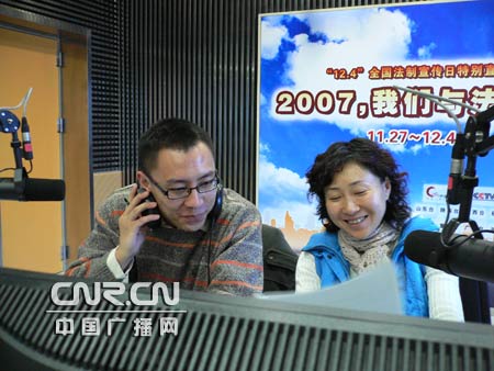 主持人张昊(男),方舟在直播中.   中广网记者朱卫东 摄