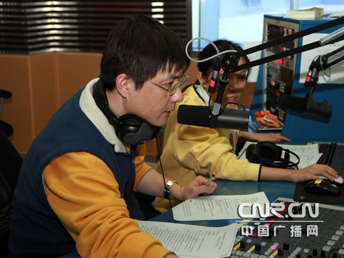 梁悦正在做直播前准备