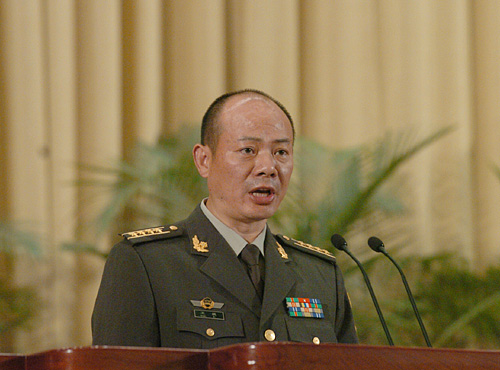 武警某师参谋长王毅作报告