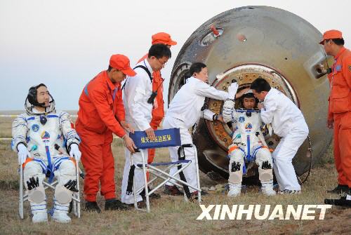 9月28日,神七航天员刘伯明正在出舱. 新华社记者李刚摄