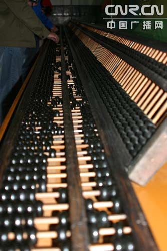 可供十多人同时使用的算盘