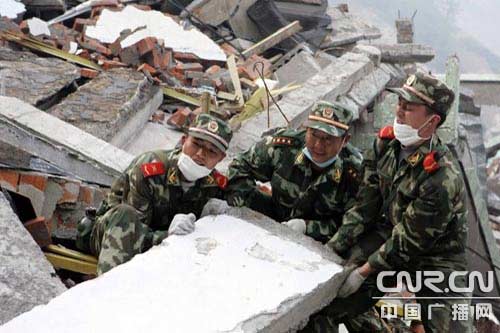 武警成都支队政委李丕金(中)在抗震抢险战斗中