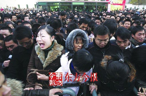 1.7万名求职者挤在河南人才市场"问"前程.