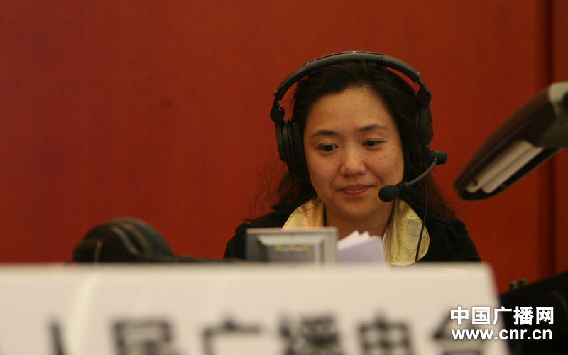 中央人民广播电台主持人庞莹熟悉直播文案(中广网记者 陈晓冉 摄)