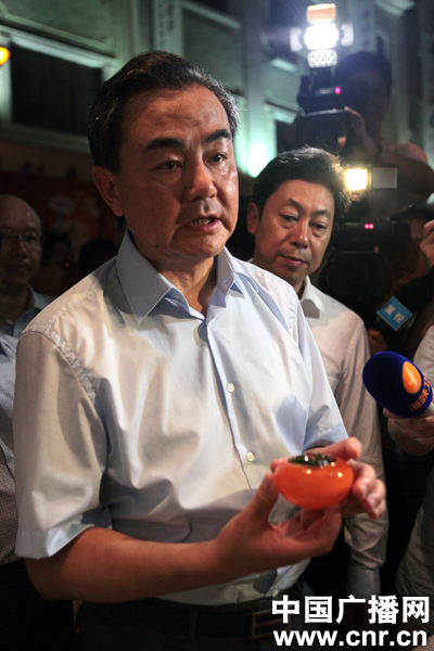 王毅参观第四届海峡论坛台湾特色庙会