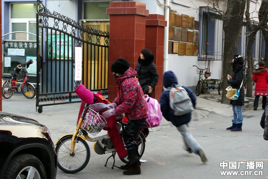 学校门口接送孩子的家长(中广网记者路林强 摄)