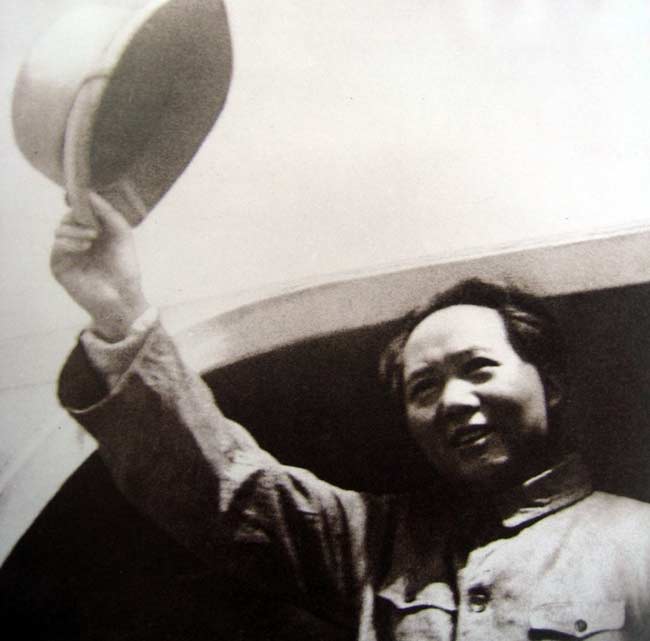 1945年8月28日,毛泽东赴重庆时,向前来欢送的延安军民挥手告别