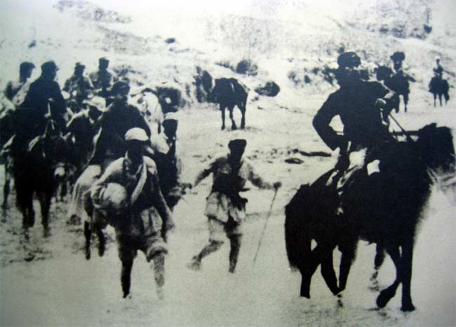 毛泽东,周恩来,任弼时在转战陕北途中