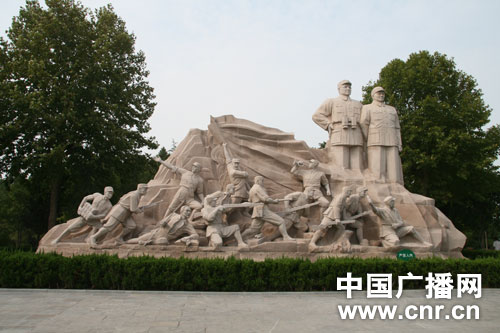 刘邓雕塑(记者董雯 摄)