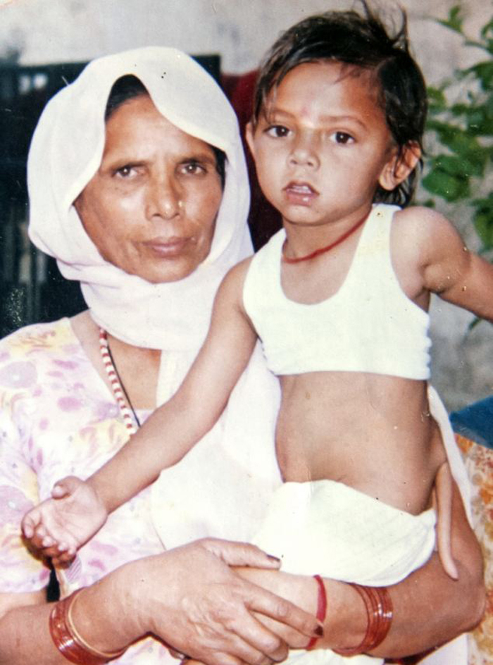 印度少年长长尾被尊"猴神"