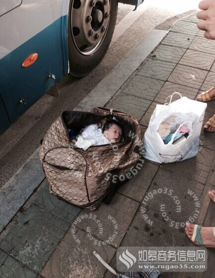 女婴被弃路边行李袋 疑遭父母遗弃