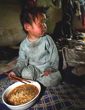 租来的孩子能吃到方便面算是一件幸福的事了(图2)