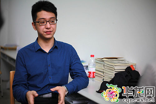 彭书涵同学向记者讲述自己的学习生活经历及爱好.记者