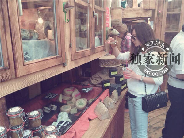 腾讯娱乐讯 近日,有网友在英国borough market拍到姚笛独自逛街