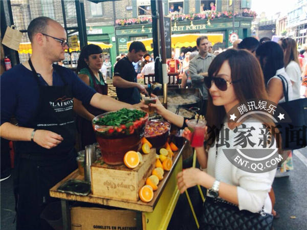 腾讯娱乐讯 近日,有网友在英国borough market拍到姚笛独自逛街