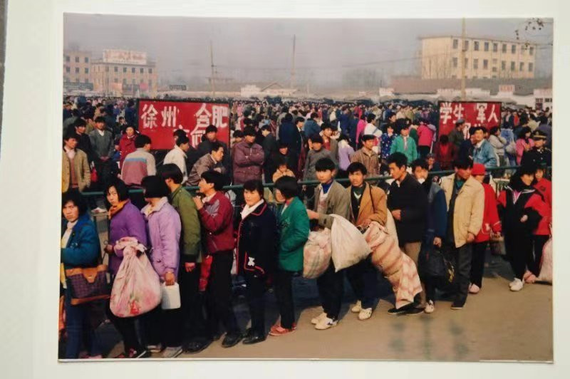 九十年代,阜阳火车站站前广场,偌大的广场被黑压压的人群挤得水谢不