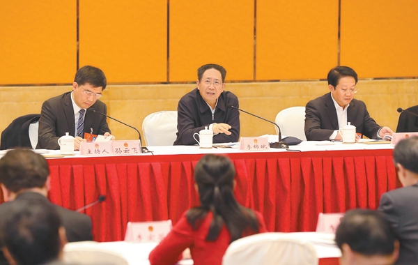 新闻     1月18日下午,省委书记李锦斌分别来到六安市代表团,黄山市