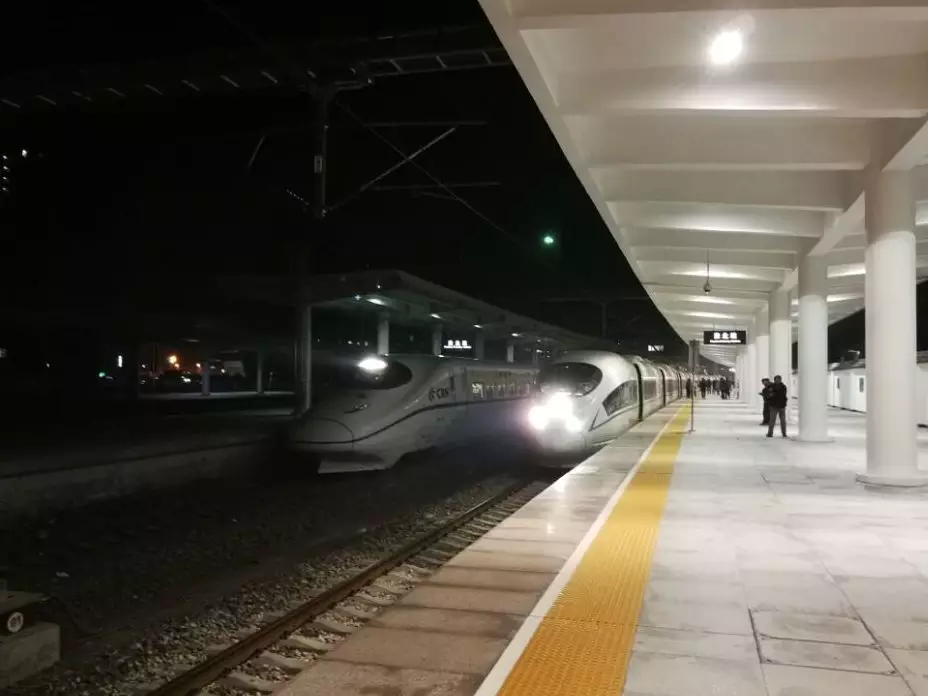 据介绍,淮萧客车联络线开通初期,淮北火车站共开行动车组列车6对,始