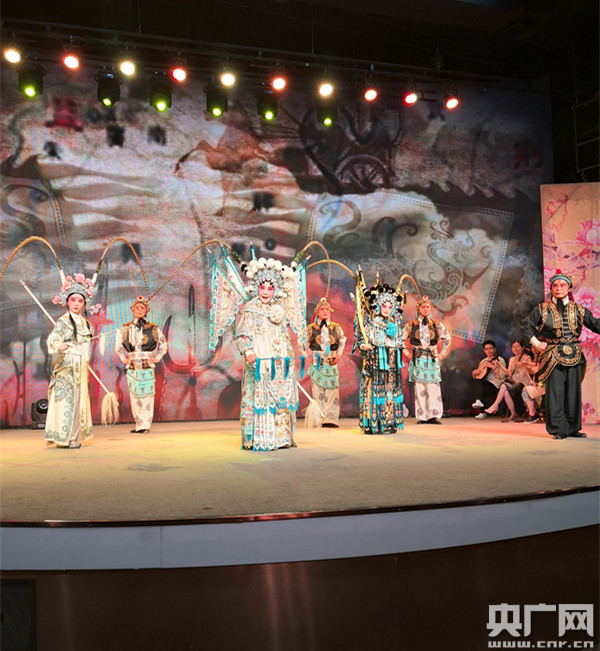 戏迷代表孙瑾琪演唱京剧《杨门女将》选段"探谷"