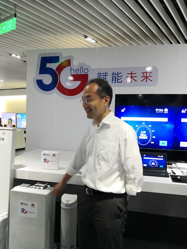 中国电信安徽公司总经理唐珂手指的5g的无线网设备,又称aau,天线与