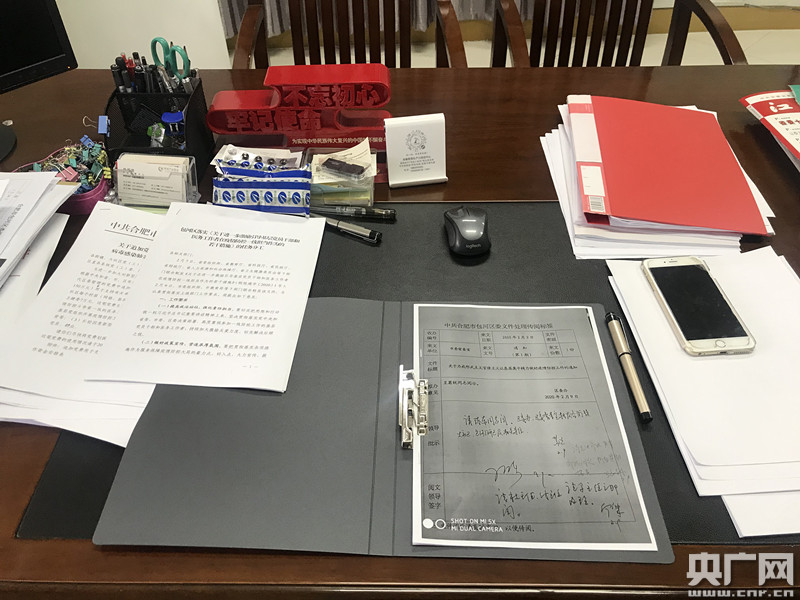施咏康的办公桌上摊放着正在处理的文件.央广网发 黄夕婷摄