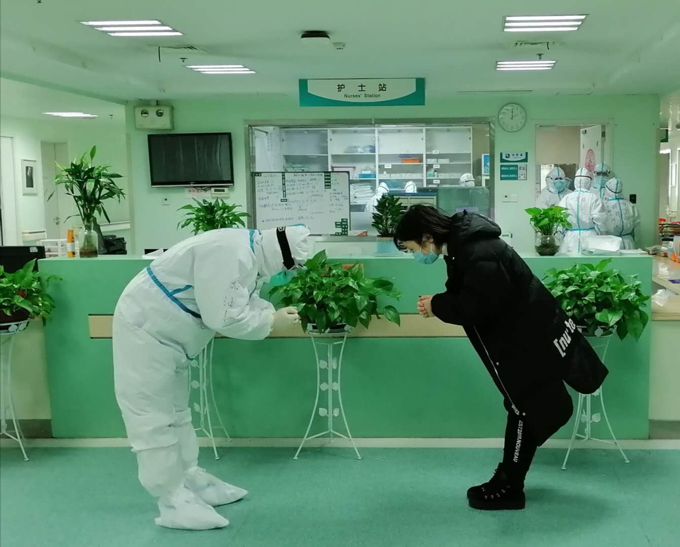 暖心!医患双方互鞠躬,"我们从来就是一个战壕里的战友"