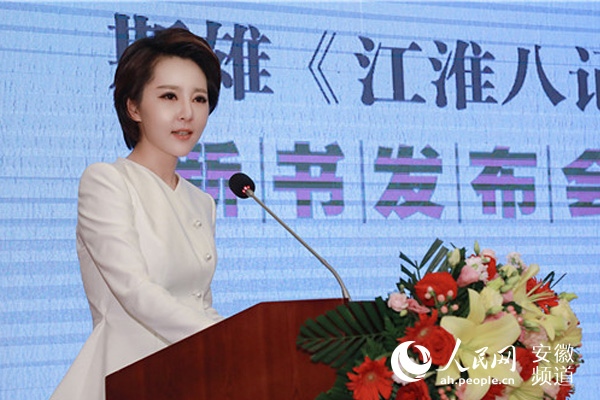 合肥广播电视台主持人马腾朗诵《江淮八记》节选.张俊 摄