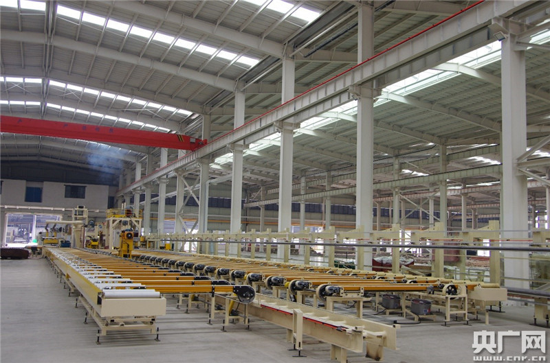 万峰精工铝业生产车间.