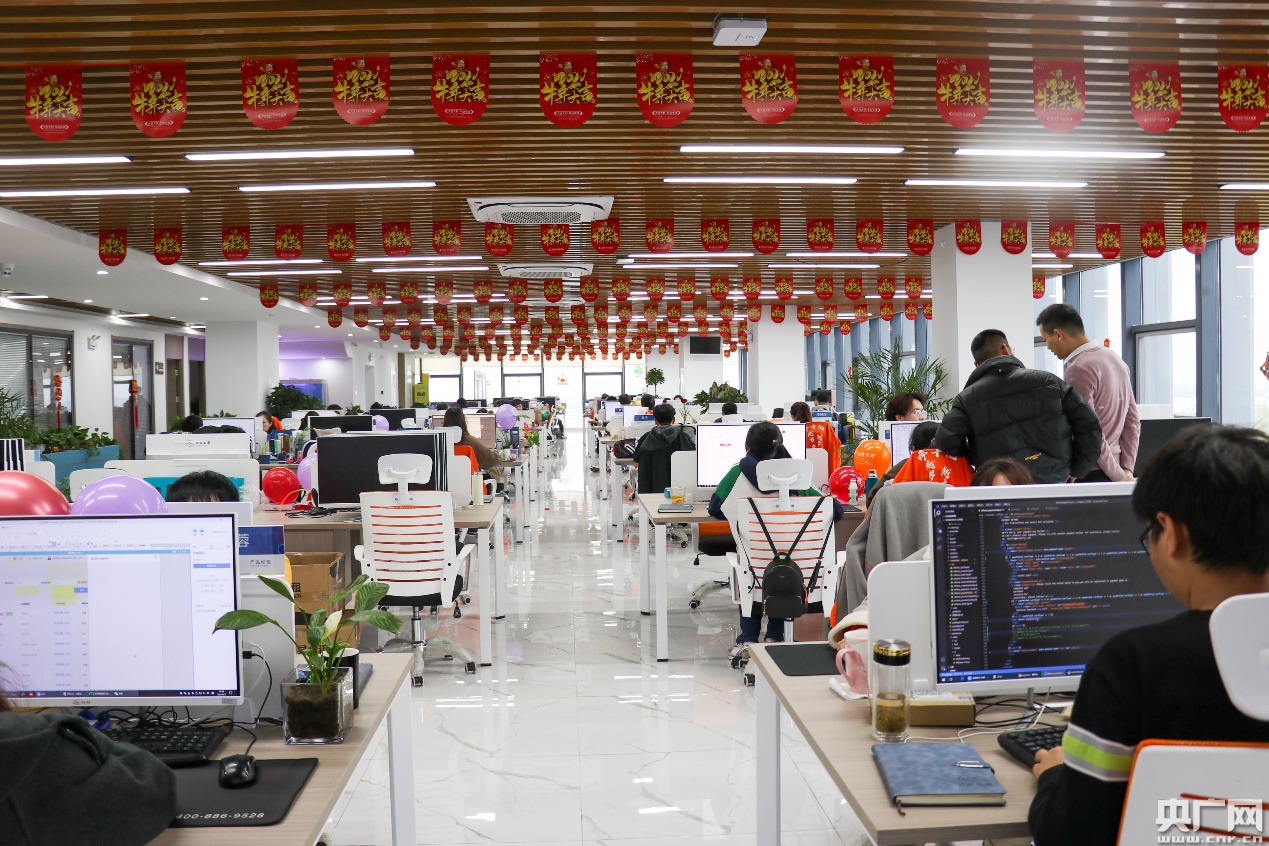 安徽省跨境电商创新服务中心大楼里忙碌的工作场景.(央广网发 汪称摄