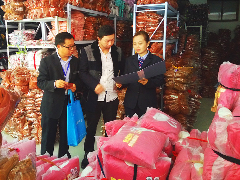 (邮储银行客户经理上门了解杨结红"双  "备货情况)