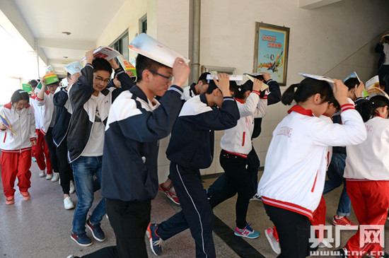 庐江县第二中学的学生在参加地震逃生避险演练