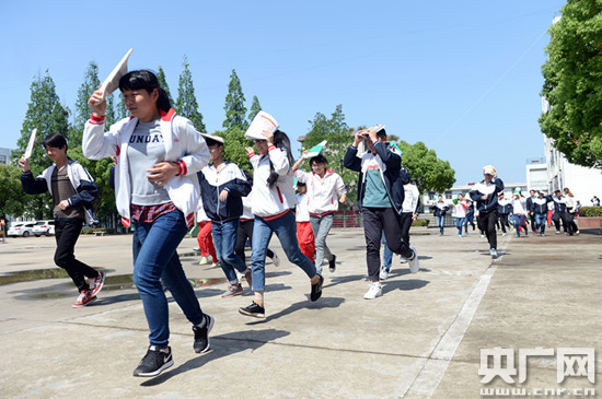 庐江县第二中学的学生在参加地震逃生避险演练