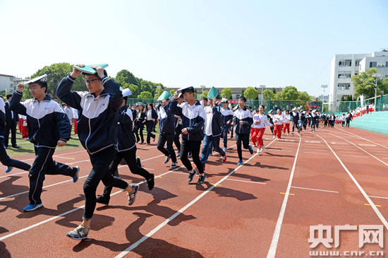 庐江县第二中学的学生在参加地震逃生避险演练