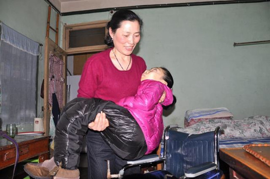 肖霞悉心照顾女儿起居