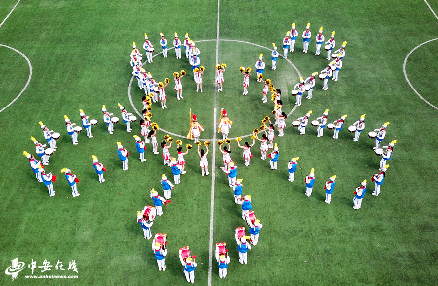 全椒县少年儿童在鼓号大赛中进行器乐,队形展示.