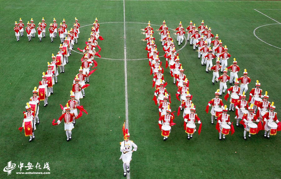 全椒县少年儿童在鼓号大赛中进行器乐,队形展示.
