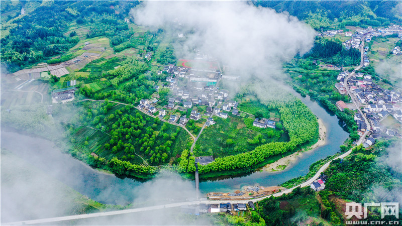 黄山祁门云雾萦绕山村美