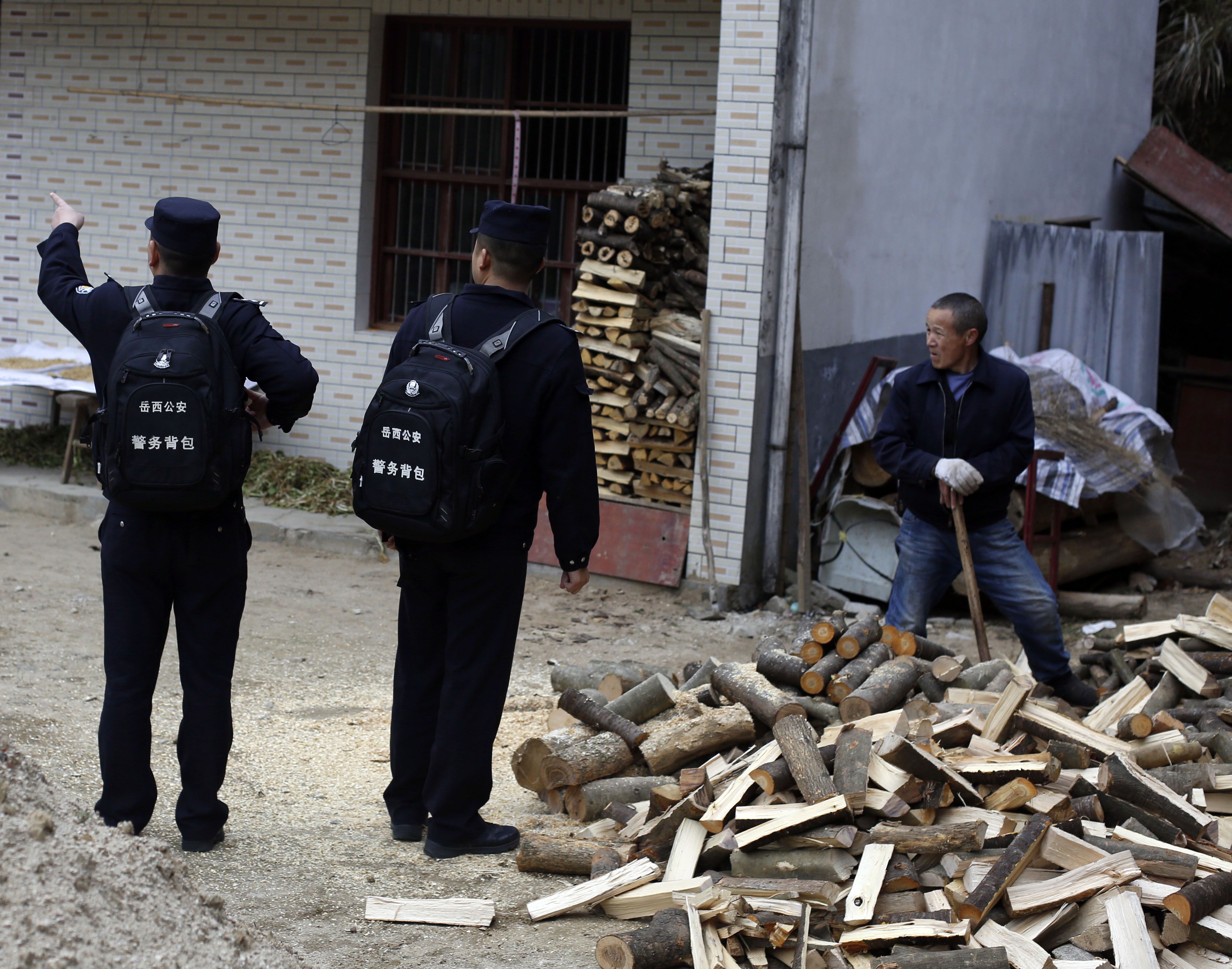 大别山里的背包警察