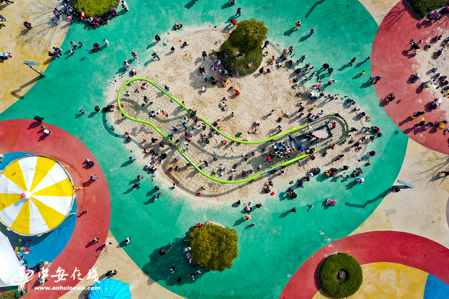 4,庐州公园儿童乐园内,孩子们在暖阳下攀爬绳索 (3).jpg