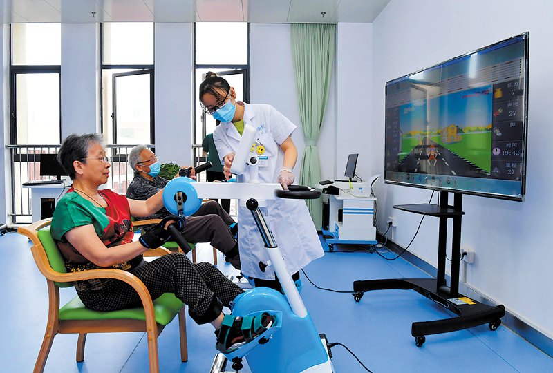 合肥市包河区方兴社区智慧养老中心内,工作人员在指导老人进行康复