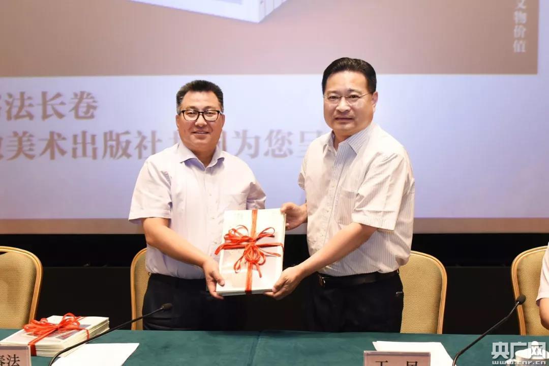 安徽出版集团党委书记,董事长王民向中国国家博物馆馆长王春法赠送