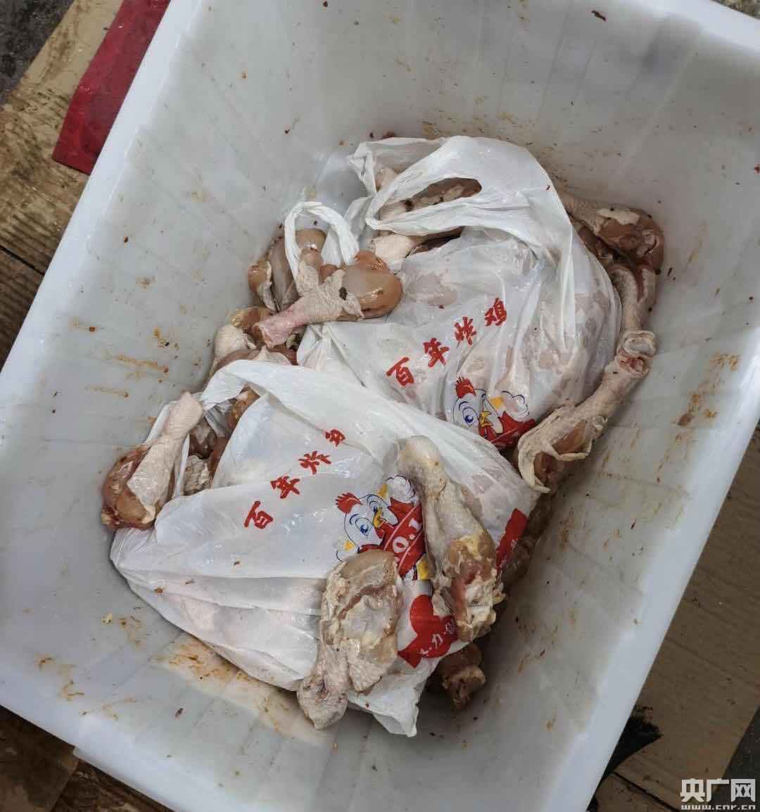 合肥一劣质鸡腿窝点被查处 现场搜出连锁炸鸡店包装