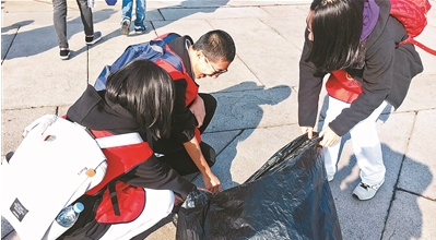 百名中学生天安门广场捡垃圾 以行动呼吁环保