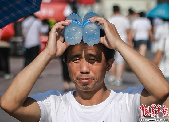 北京遭遇"近年来最热夏天" 酷暑难耐商场图书馆成避暑佳处