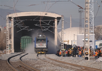 昨日,丰沙铁路开通运营,两列货车率先驶入新开通的路段.