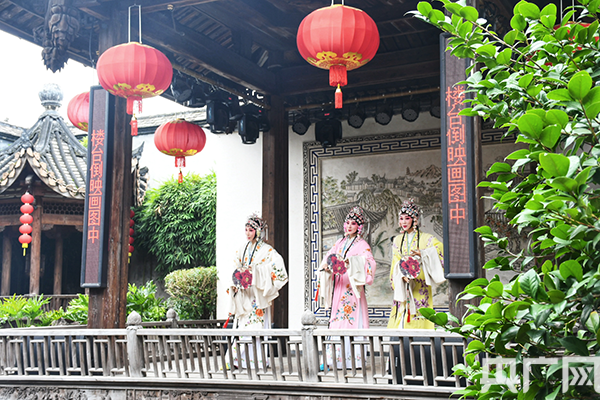 三坊七巷衣锦坊郑氏大院里的水榭戏台(央广网发 龚雯摄)