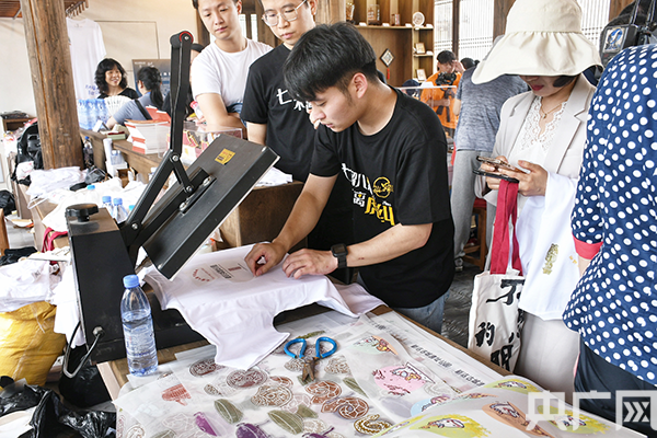 "热转印"文化衫现场制作吸引游客体验(央广网发 龚雯摄)