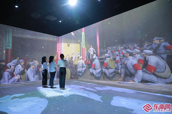 焦点图     穿越时空隧道,走进"古田会议"的庄严会场,在声,光,电营造